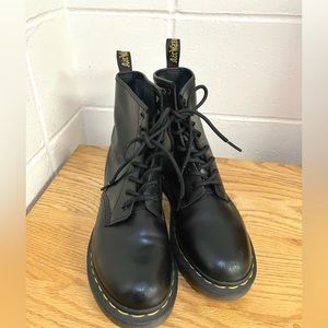 1460 WOMEN'S SMOOTH LEATHER LACE UP BOOTS